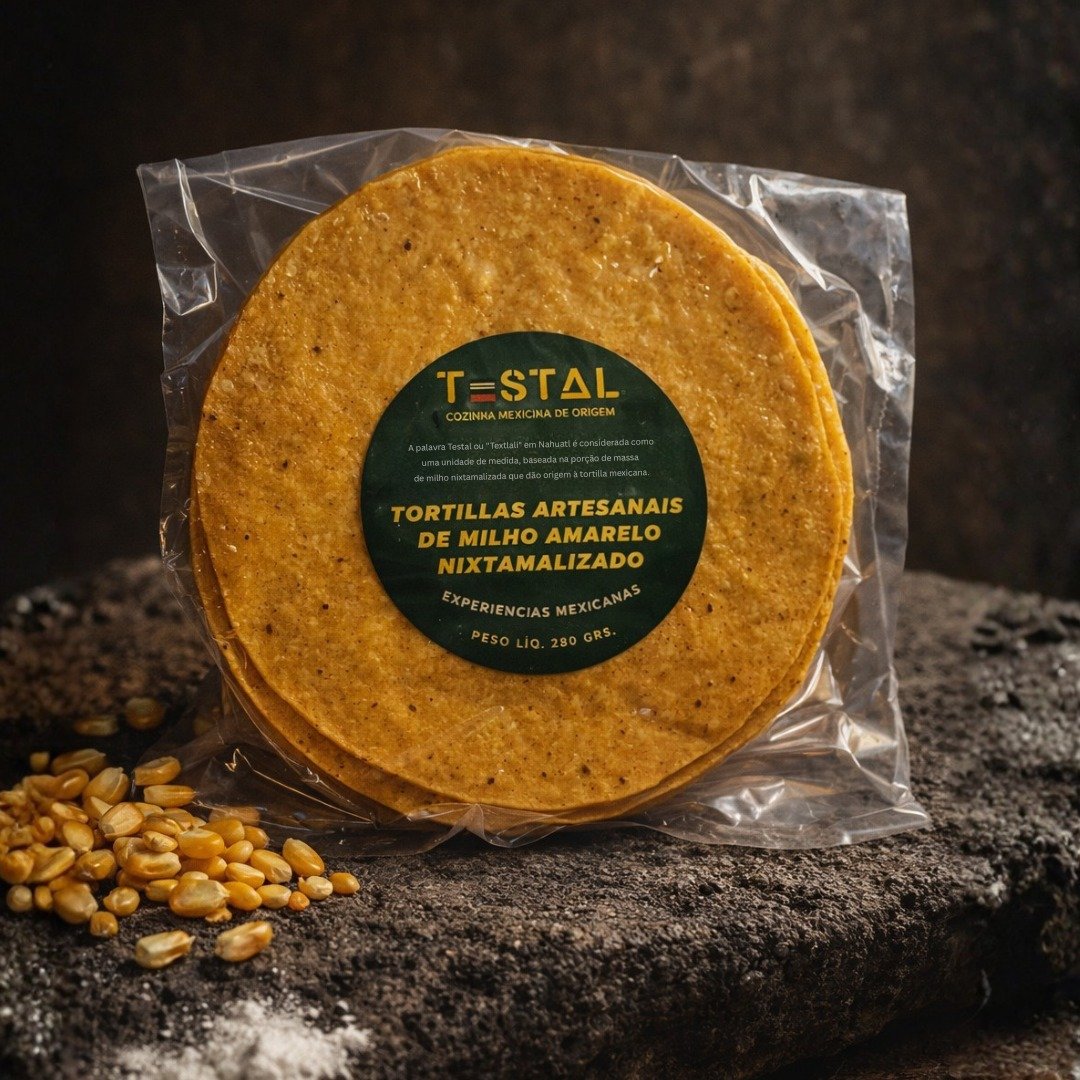 Pacote de tortilhas de milho artesanais Testal, com milho ao lado, sobre pedra